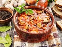 Гъбена супа с лук, морков, домати, ориз и магданоз - снимка на рецептата